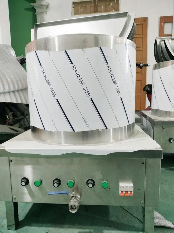 Nồi phở 100L được làm từ inox sáng bóng, sang trọng